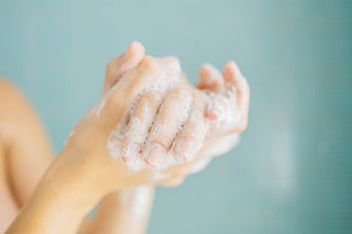 Hand washing with light foam bubbles